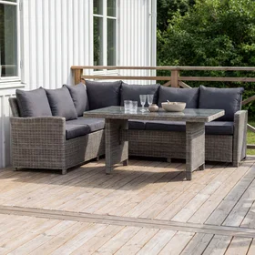 Gardeney Alsjö Hörnsoffa utomhus med bord