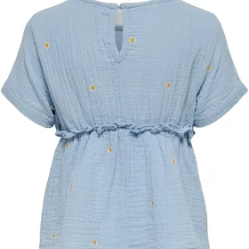Kmgthyra SS EMB Frill TOP WVN Cashmere Blue/daisy 92